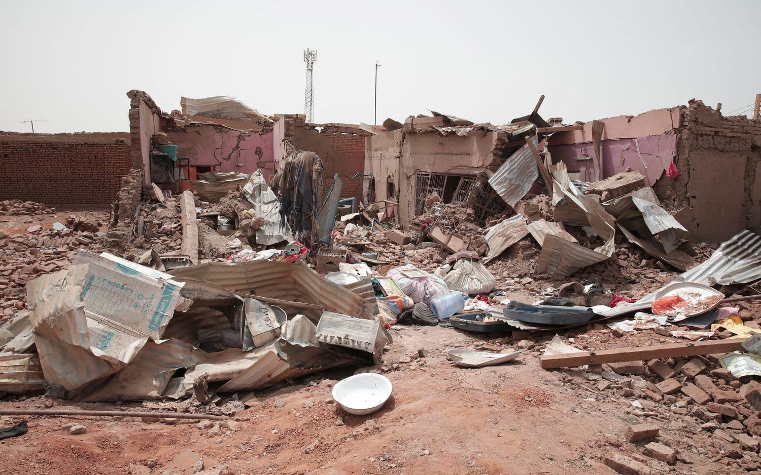 Ett hus som förstörts efter stridigheter i Khartoum, Sudan, tisdagen den 25 april, 2023. (AP Photo/Marwan Ali). 