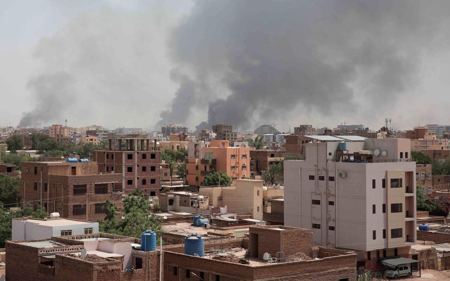 Den paramilitära gruppen RSF strider med den reguljära armén om kontrollen av huvudstaden. (AP Photo/Marwan Ali) 