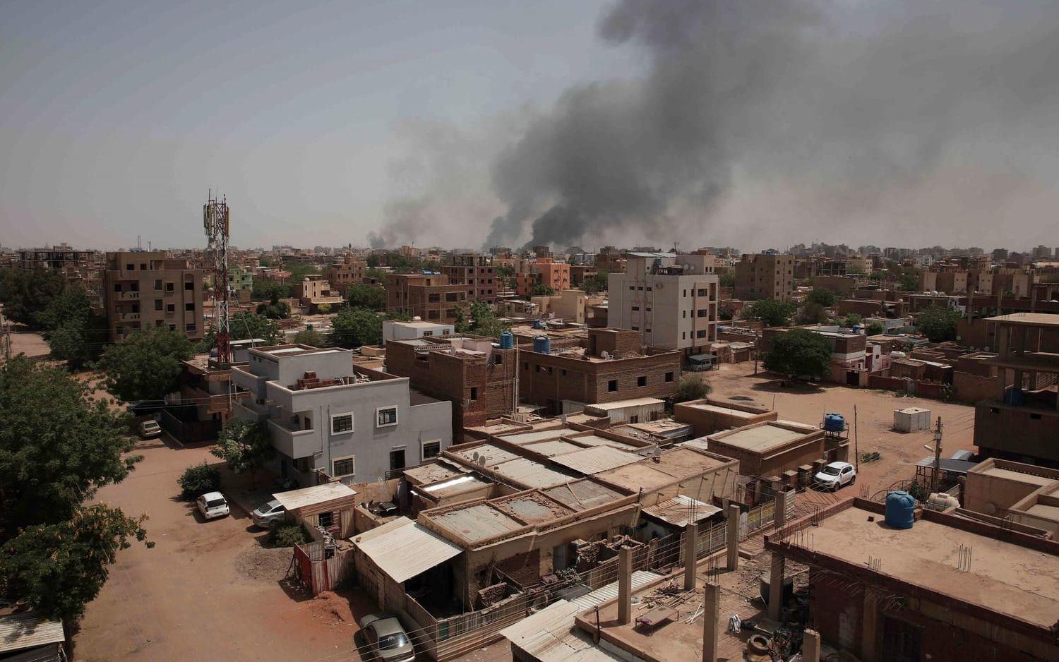 Rök stiger mot himlen i centrala Khartoum, Sudan, söndagen den 16 april, 2023. Under de första dagarnas intensiva strider hade ett dussintal människor dött. (AP Photo/Marwan Ali). 