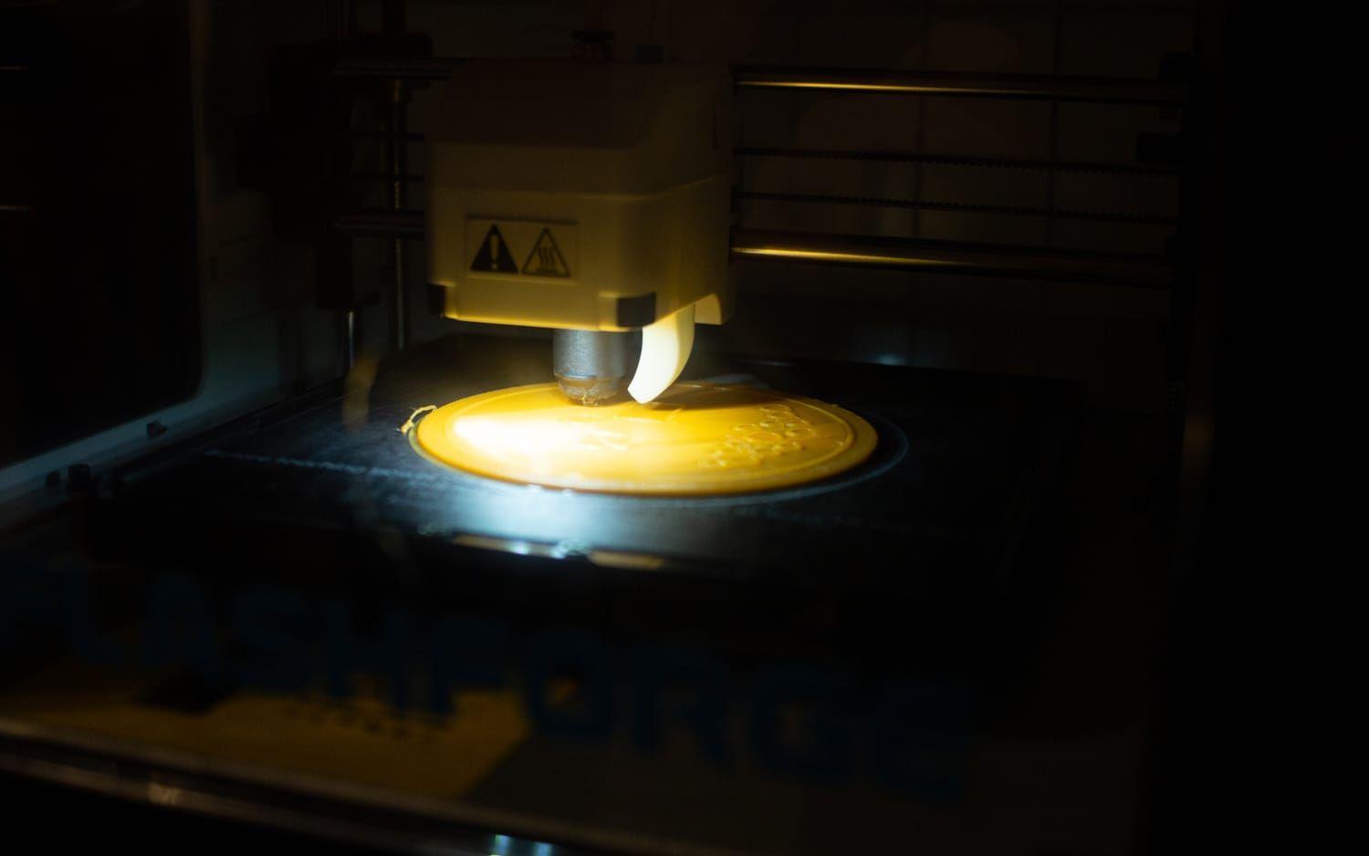 3D-skrivaren arbetar flitigt med att skapa reservdelar. 