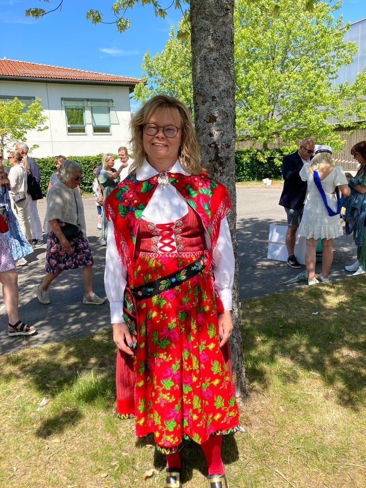 Pia Stenfeldt är vid Hulebäck för att fira Elsa som går ut Barn- och fritid: ”Den här dräkten är från Nås, en liten by i västra Dalarna. Där är jag född och uppväxt. Den har man alltid vid lite högtidligare tillfällen, som exempelvis studenten och midsommar.”