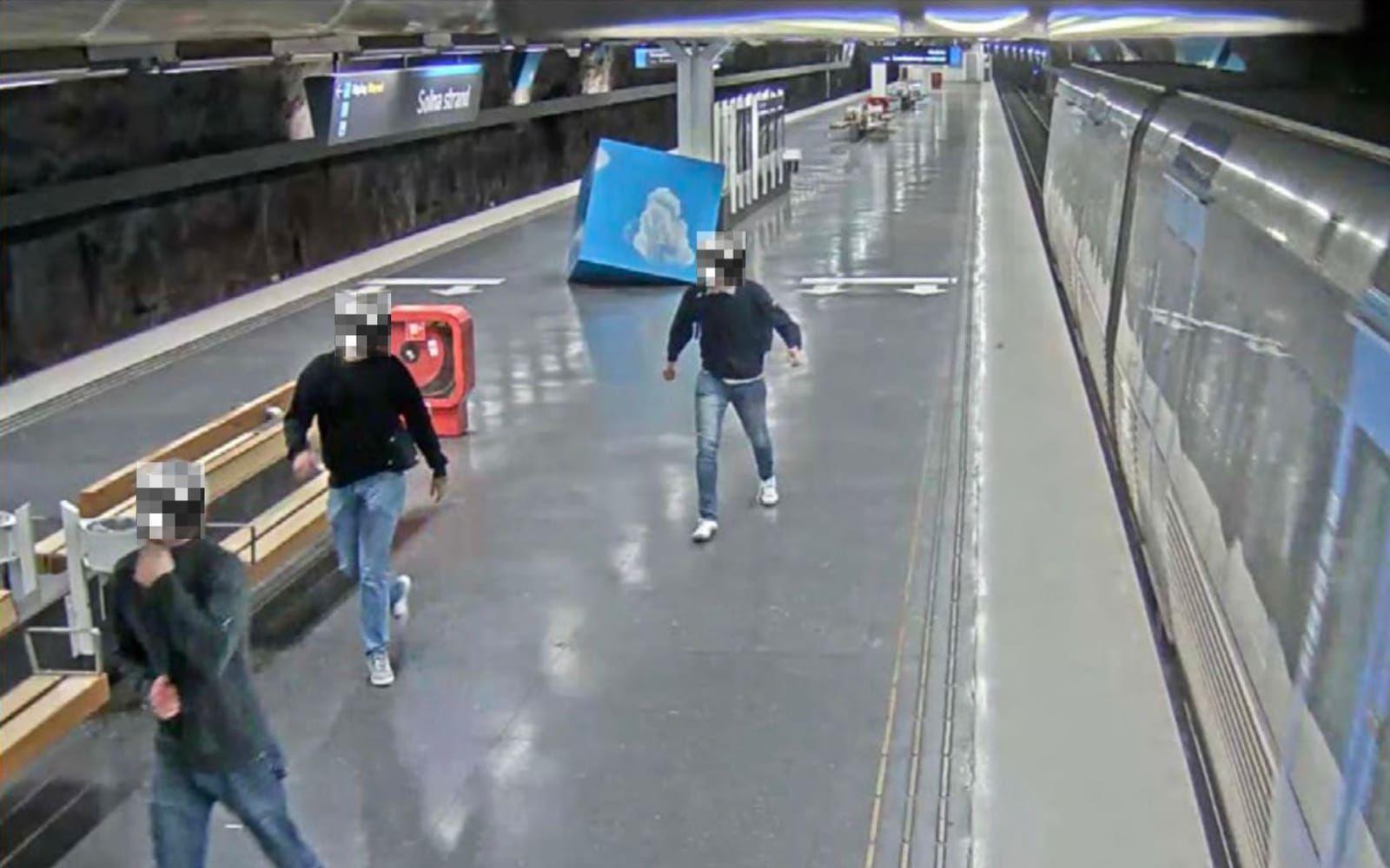 Tre av de dömda på en tunnelbanestation i Stockholm under våldsnatten.