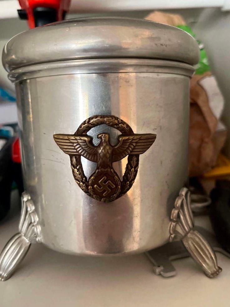 En kittel i metall med nazistiska symboler påträffades hemma hos 21-åringen.