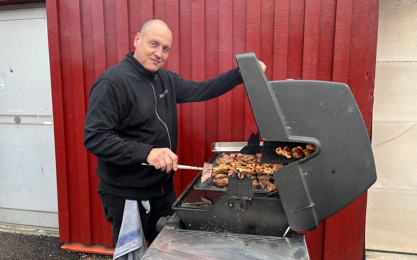 Inhyrda kocken Patrik Pettersson stod och grillade högrev och grissida till invigningen. 