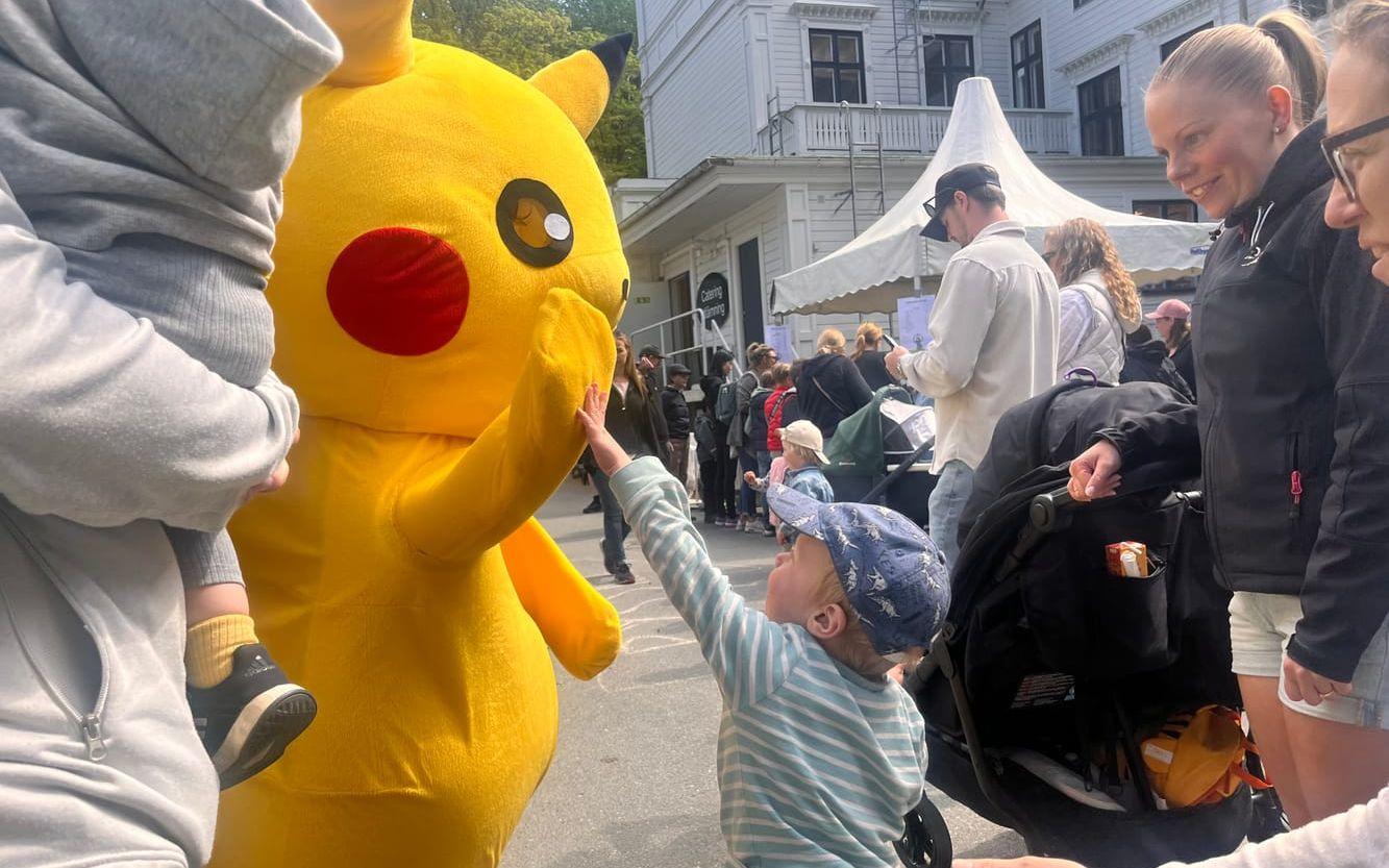 Axel Rosendahl ger Pikachu en highfive. 