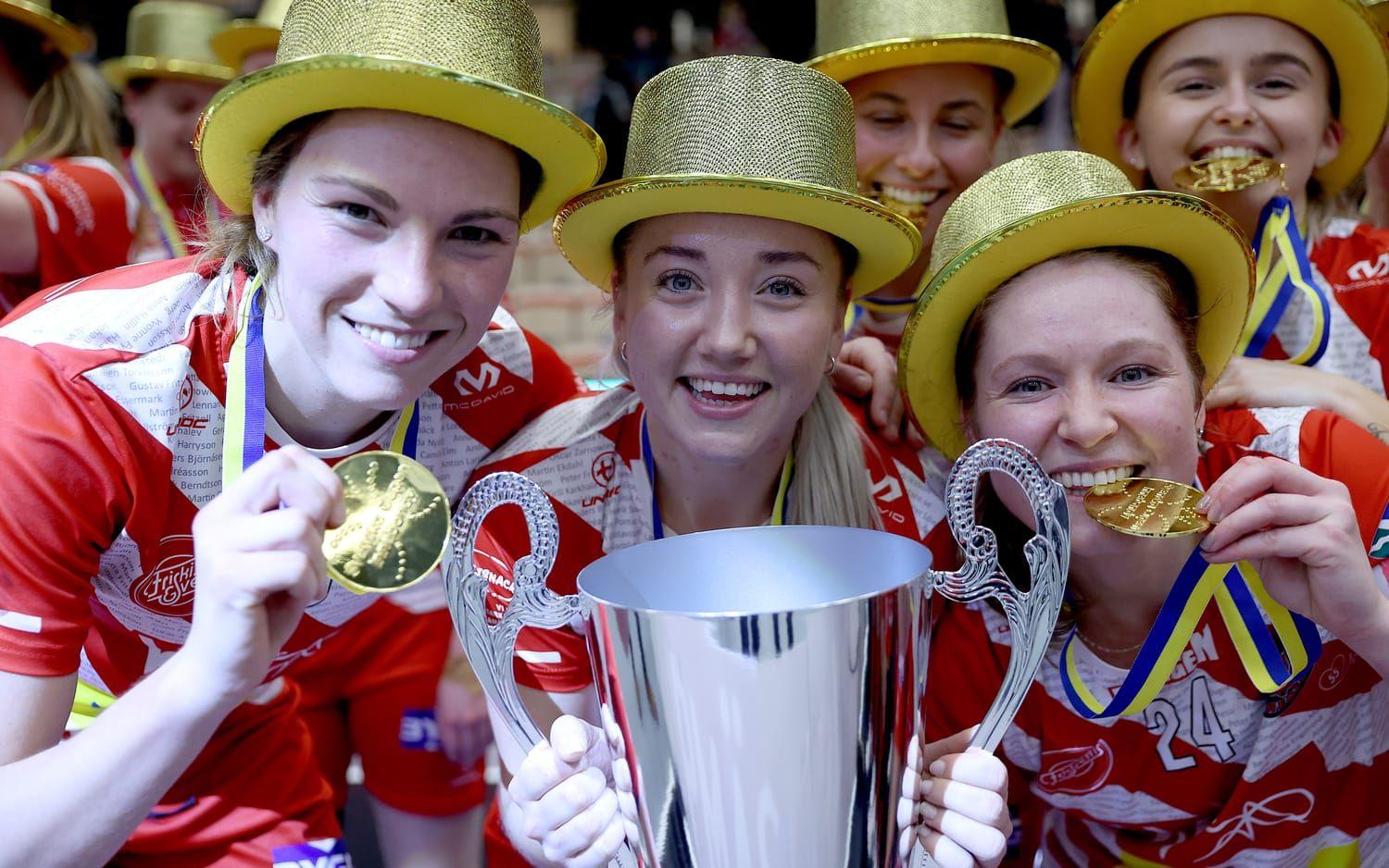 Pixbos Eliska Krupnova, Moa Andersson och lagkapten Ida Sundberg efter vunnet guld.