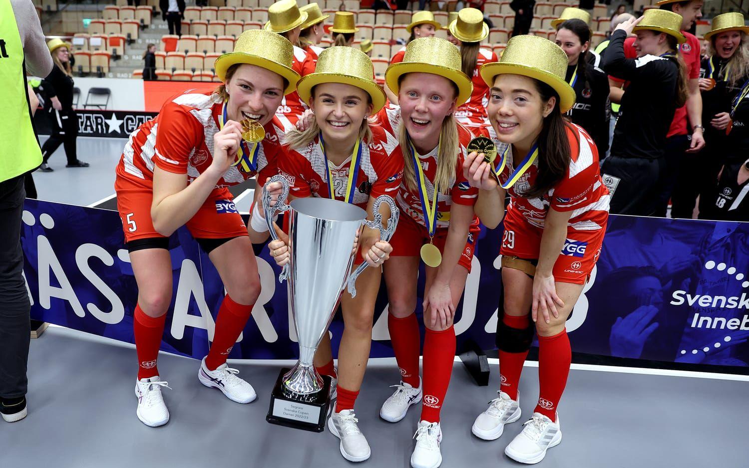 Pixbos Eliska Krupnova, Rikke Ingebrigtsli Hansen, Emma Stenberg och Caroline Adelöw firar guldet.