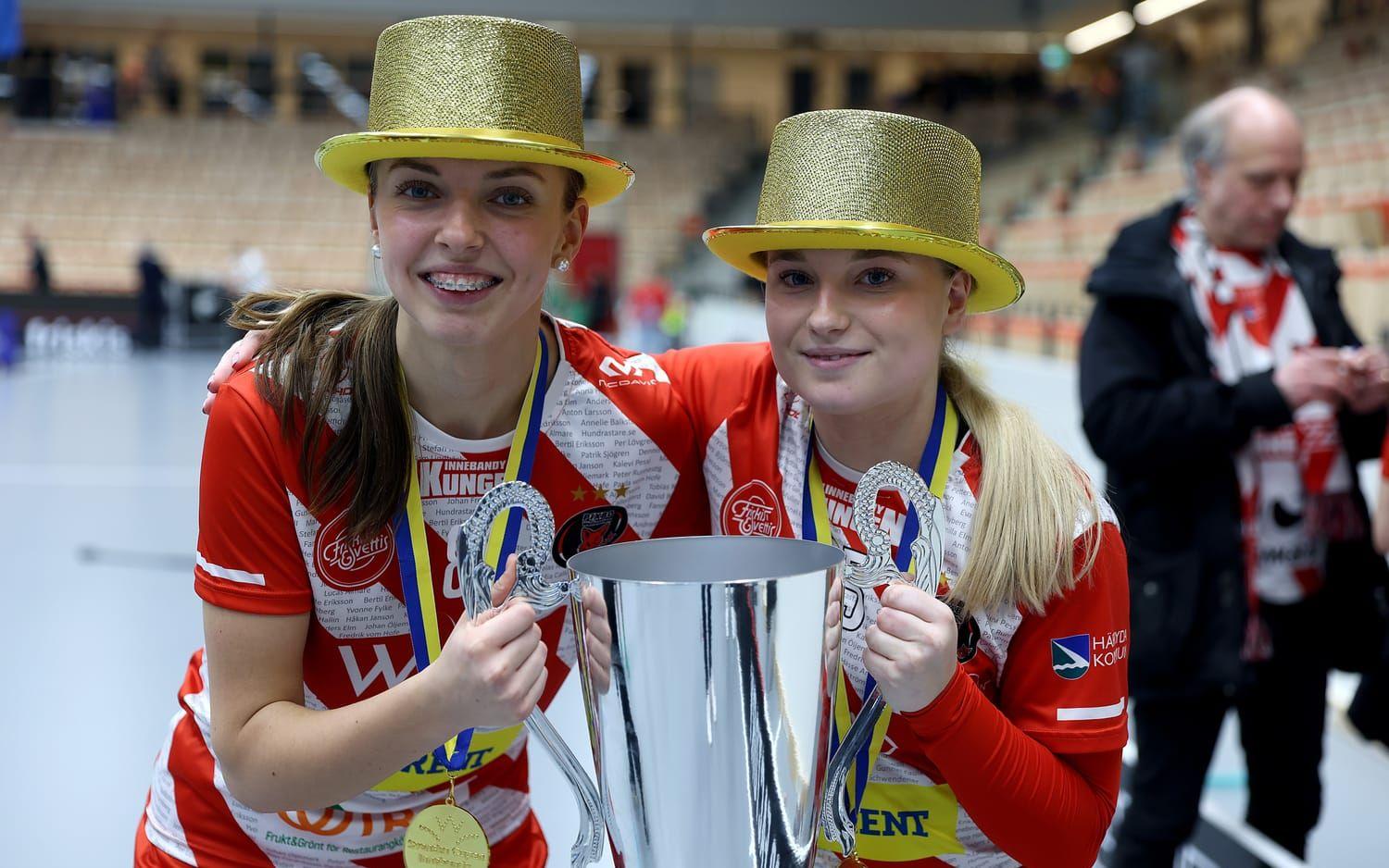 Ellen Lundin och Thea Löfborg jublar.