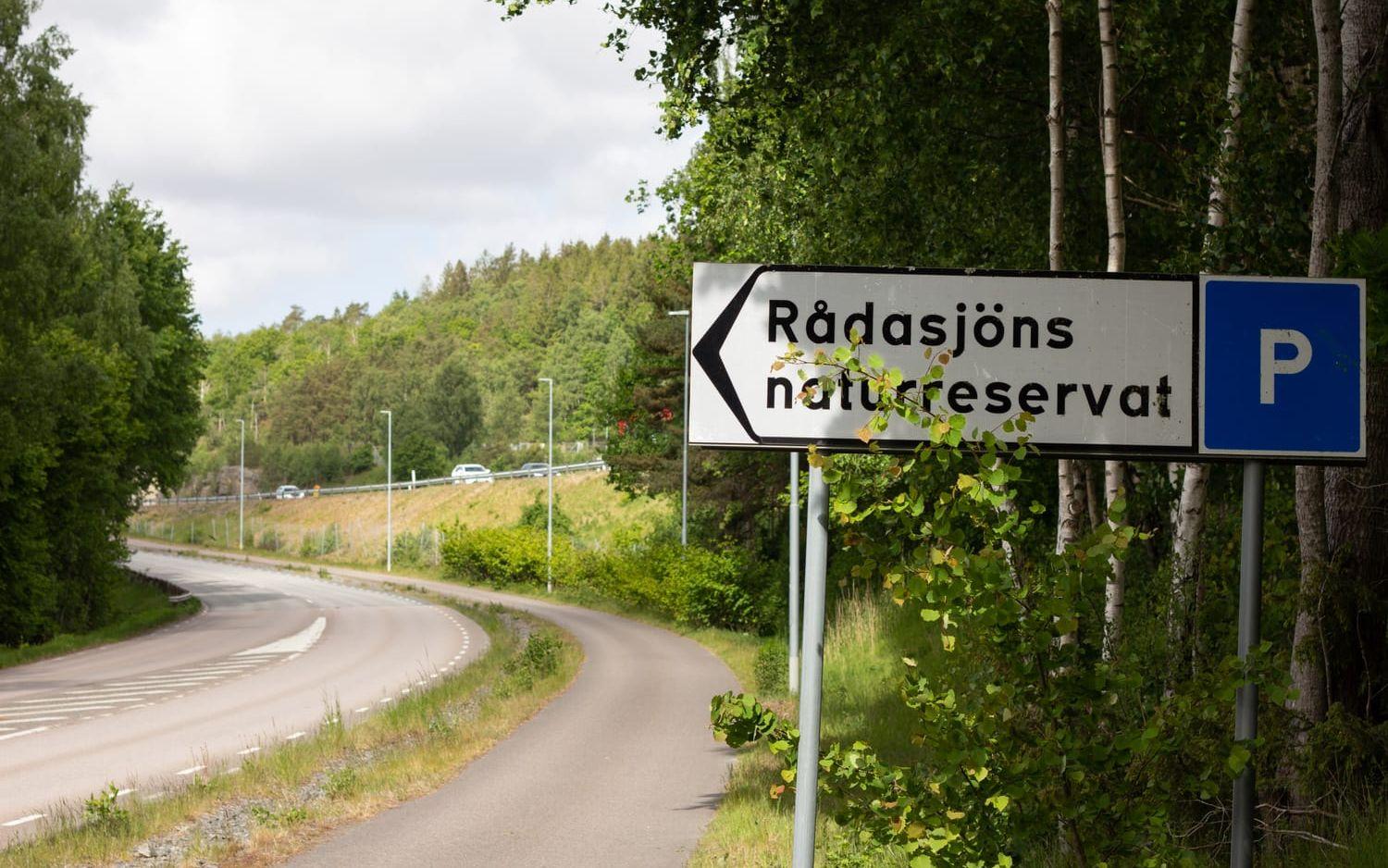 Soptunnorna står vid Boråsvägen och nära riksväg 40 där många passerar. 