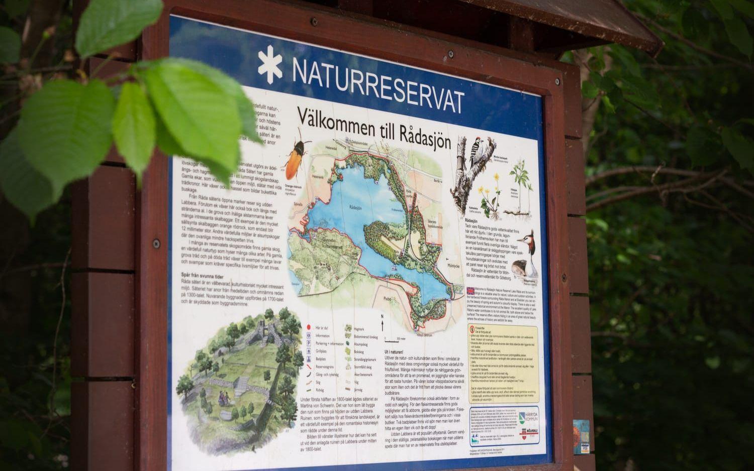 Soptunnorna är tänkt för besökare av Rådasjöns naturreservat, men istället har det blivit en informell sopstation för allt möjligt skräp. 