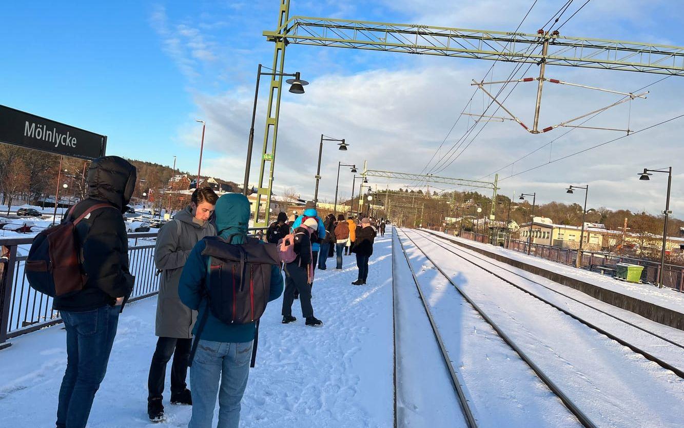 Turer med busslinjen X4 mellan Mölnlycke station och Göteborg central är planerat inställda under torsdagskvällen. Resenärer väntar på tåg.