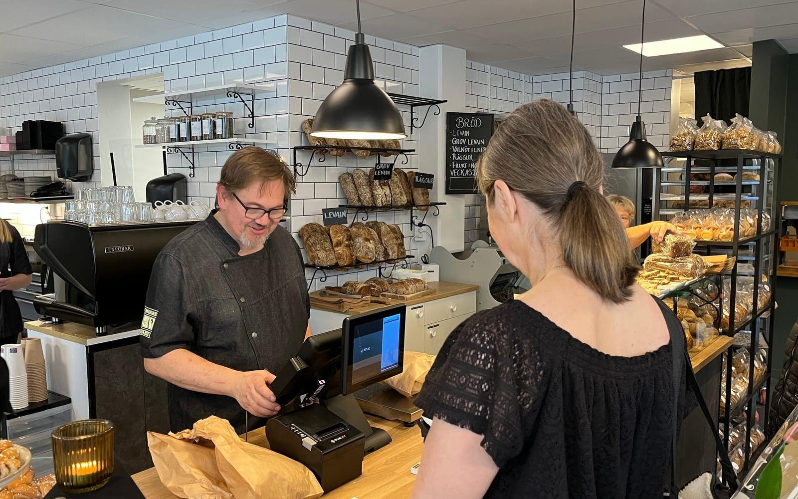 Fredrik Frigell själv bakom kassan i butiken vid Heden i centrala Göteborg, som sedan en tid tillbaka inte längre styrs i Stenugnsbageriets regi.