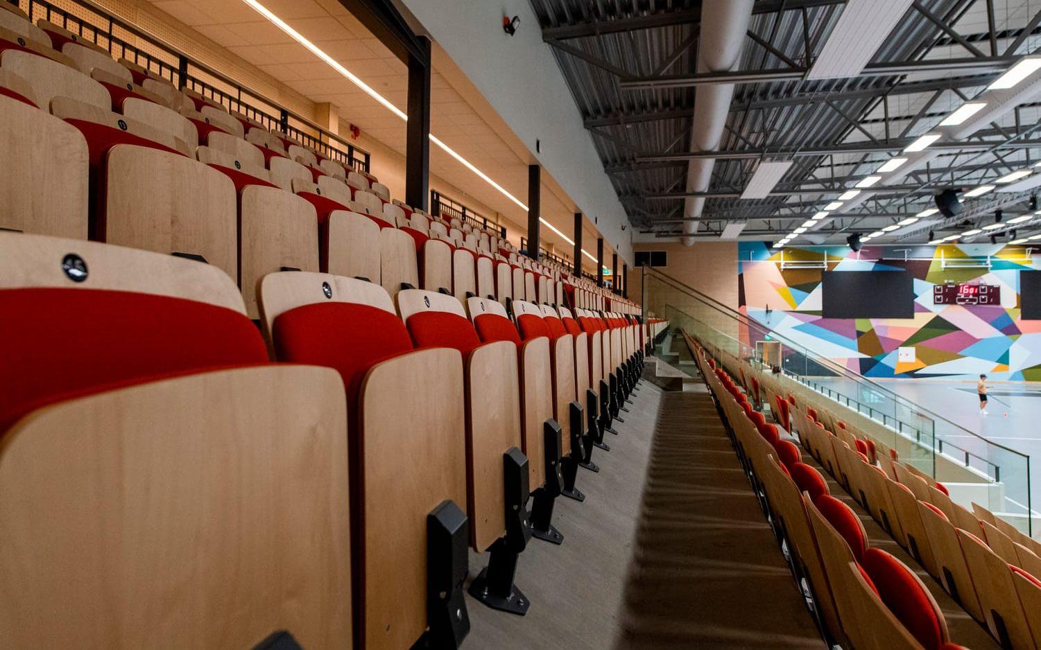 Många stolar på läktaren i Wallenstam Arena gapar tomma när SSL-lagen spelar match.