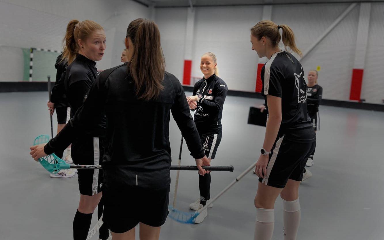 I de första träningarna med laget var Amanda Berggren lite försiktig, men nu litar hon för fullt på knät: ”Nu kan jag få en smäll och känna att det är lugnt.”